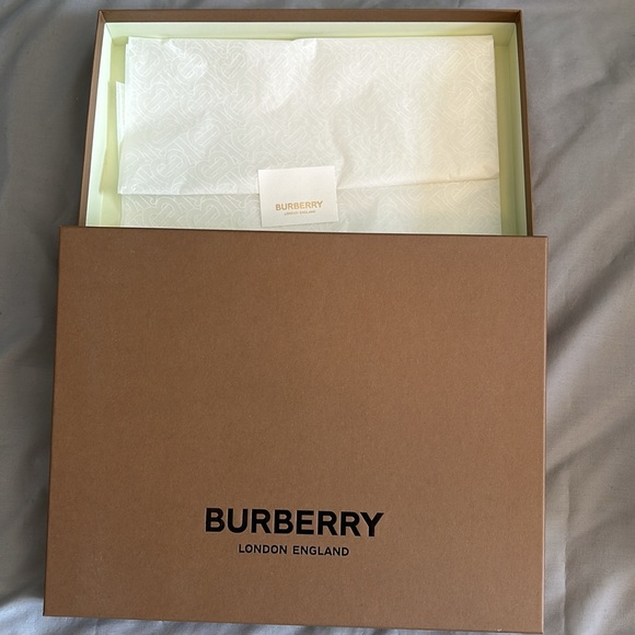 Authentic Burberry 100% cashmere Scarf - Picture 8 of 8